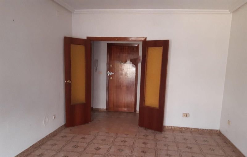 Compra piso en calle luna Pilar de la Horadada por 55000 de 99m y 3 habitaciones