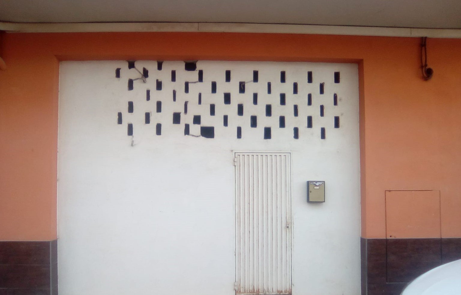 Compra local comercial por 56000 de 169m en perfectas condiciones en calle alberic Alcdia l