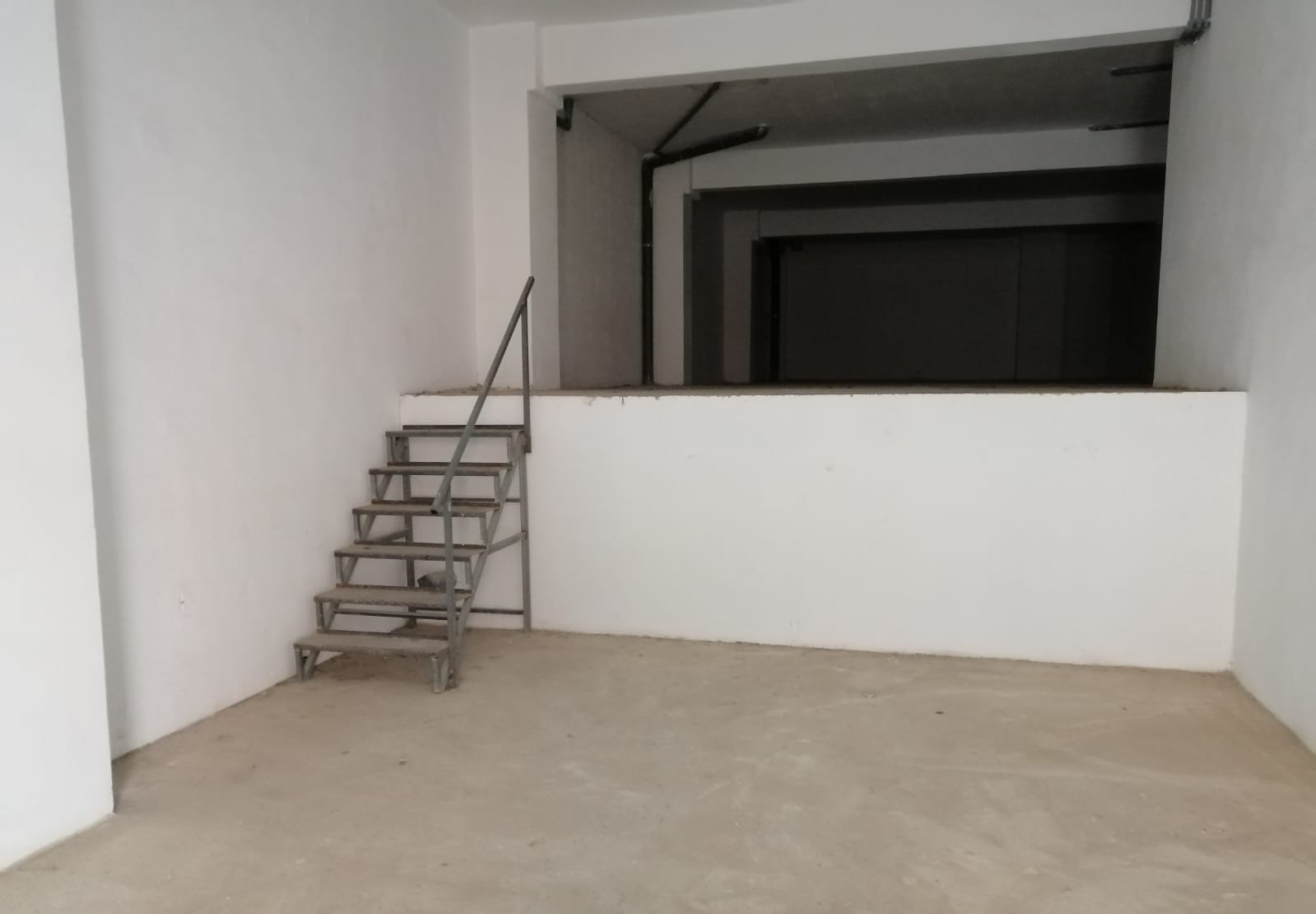 Compra local comercial por 56000 de 169m en perfectas condiciones en calle alberic Alcdia l