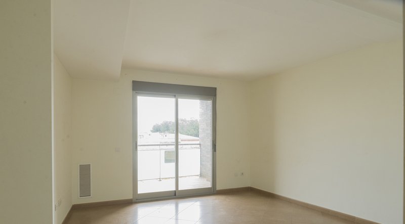 Local comercial disponible en criu xuquer C?rcer por 72.160 de 308m