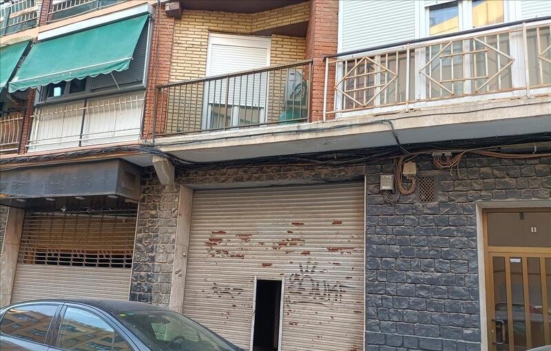 Adquiere local comercial por 23.660 de 80m en calle maestro giner en Xirivella