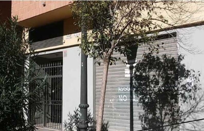 Adquiere local comercial por 98.800 de 179m en calle pintor rafael solbes en Valencia