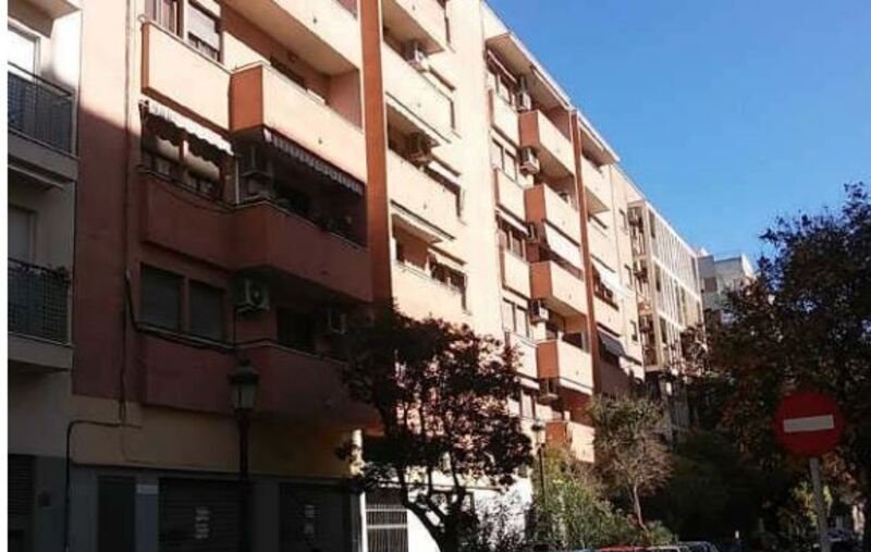 Adquiere local comercial por 98.800 de 179m en calle pintor rafael solbes en Valencia