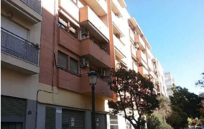 Adquiere local comercial por 98.800 de 179m en calle pintor rafael solbes en Valencia