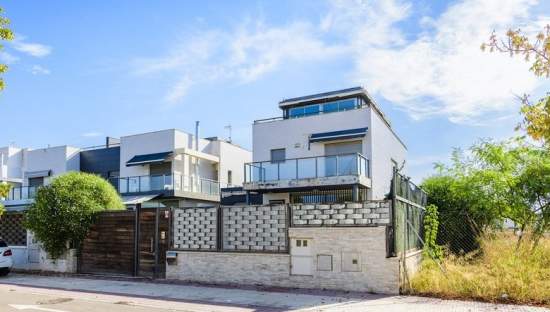Se oferta casa en calle manuel montesinos, Castellón de la PlanaCastelló de la Plana, por 420.000 con 359m y 5 habitaciones