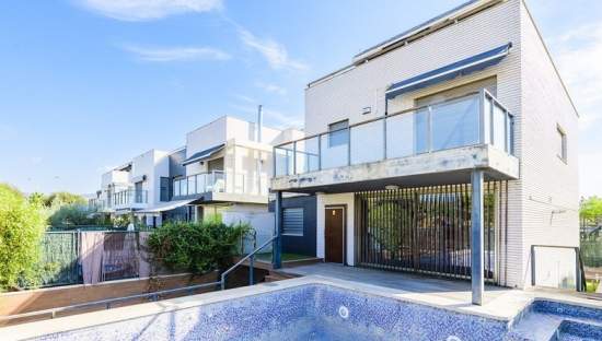Se oferta casa en calle manuel montesinos, Castellón de la PlanaCastelló de la Plana, por 420.000 con 359m y 5 habitaciones