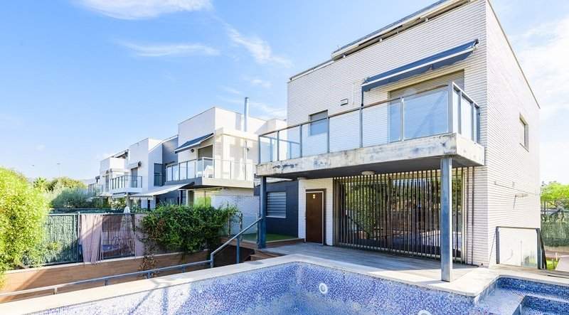 Se oferta casa en calle manuel montesinos, Castellón de la PlanaCastelló de la Plana, por 420.000 con 359m y 5 habitaciones