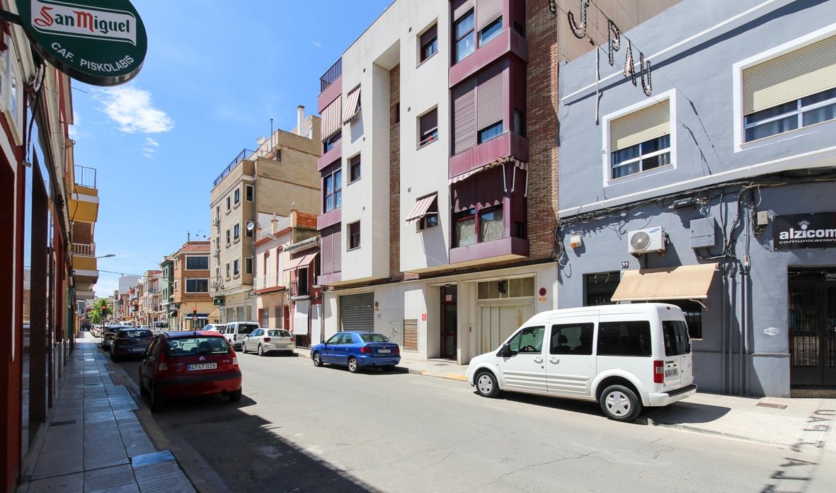 Garaje en venta  en Avenida Josep Pau Margantoni Alzira Valencia