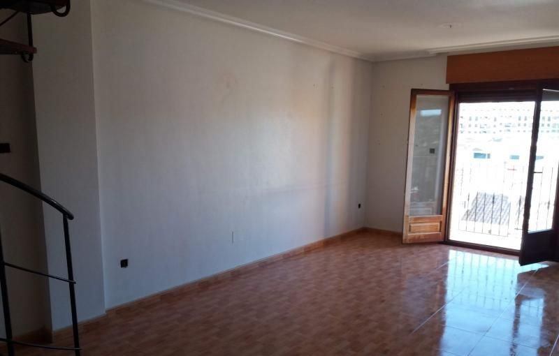 Venta de piso por 87400 de 113m y 3 habitaciones en caurora en Murcia