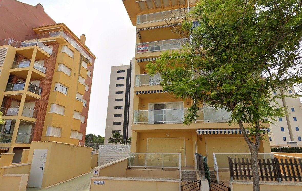Garaje en venta en Avenida Del Puerto Guardamar Del Segura Alicante