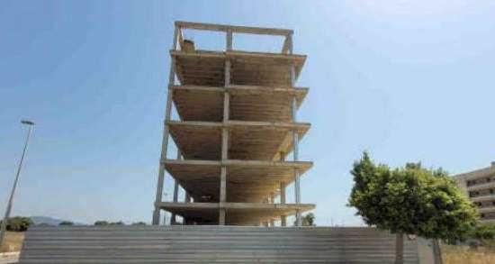 Edificio de viviendas en construcción detenida en Torreblanca - Castellón -