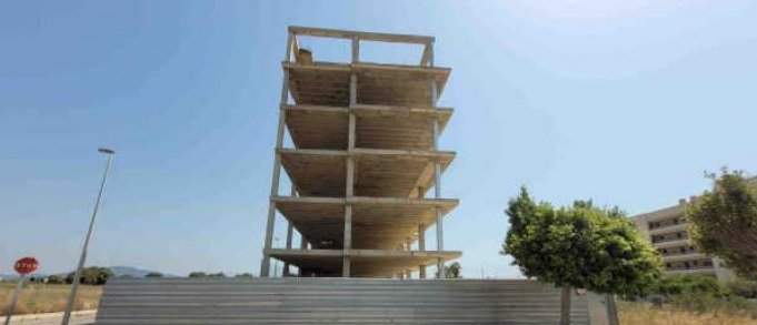 Edificio de viviendas en construcción detenida en Torreblanca - Castellón -