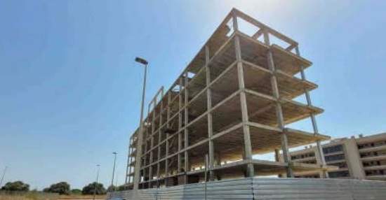 Edificio de viviendas en construcción detenida en Torreblanca - Castellón -