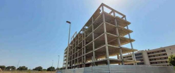 Edificio de viviendas en construcción detenida en Torreblanca - Castellón -