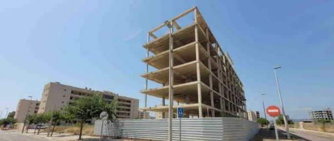 Edificio de viviendas en construcción detenida en Torreblanca - Castellón -