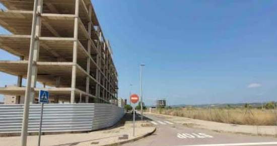 Edificio de viviendas en construcción detenida en Torreblanca - Castellón -
