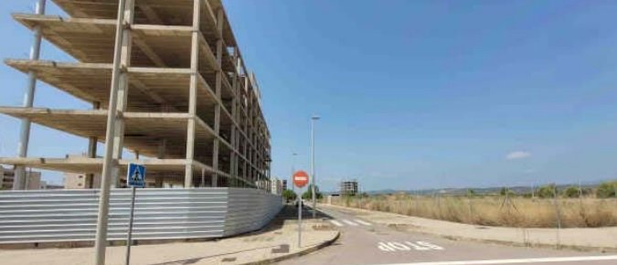 Edificio de viviendas en construcción detenida en Torreblanca - Castellón -