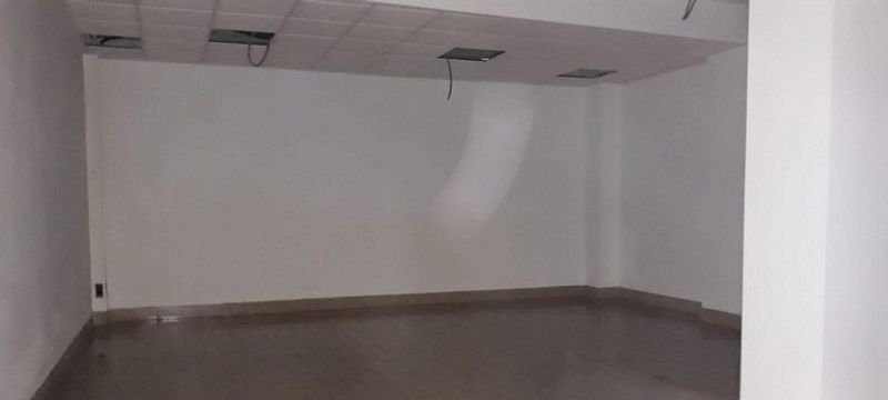 Se vende local comercial por 171000 de 205m en perfectas condiciones en calle francisco vicente rodriguez ElcheElx