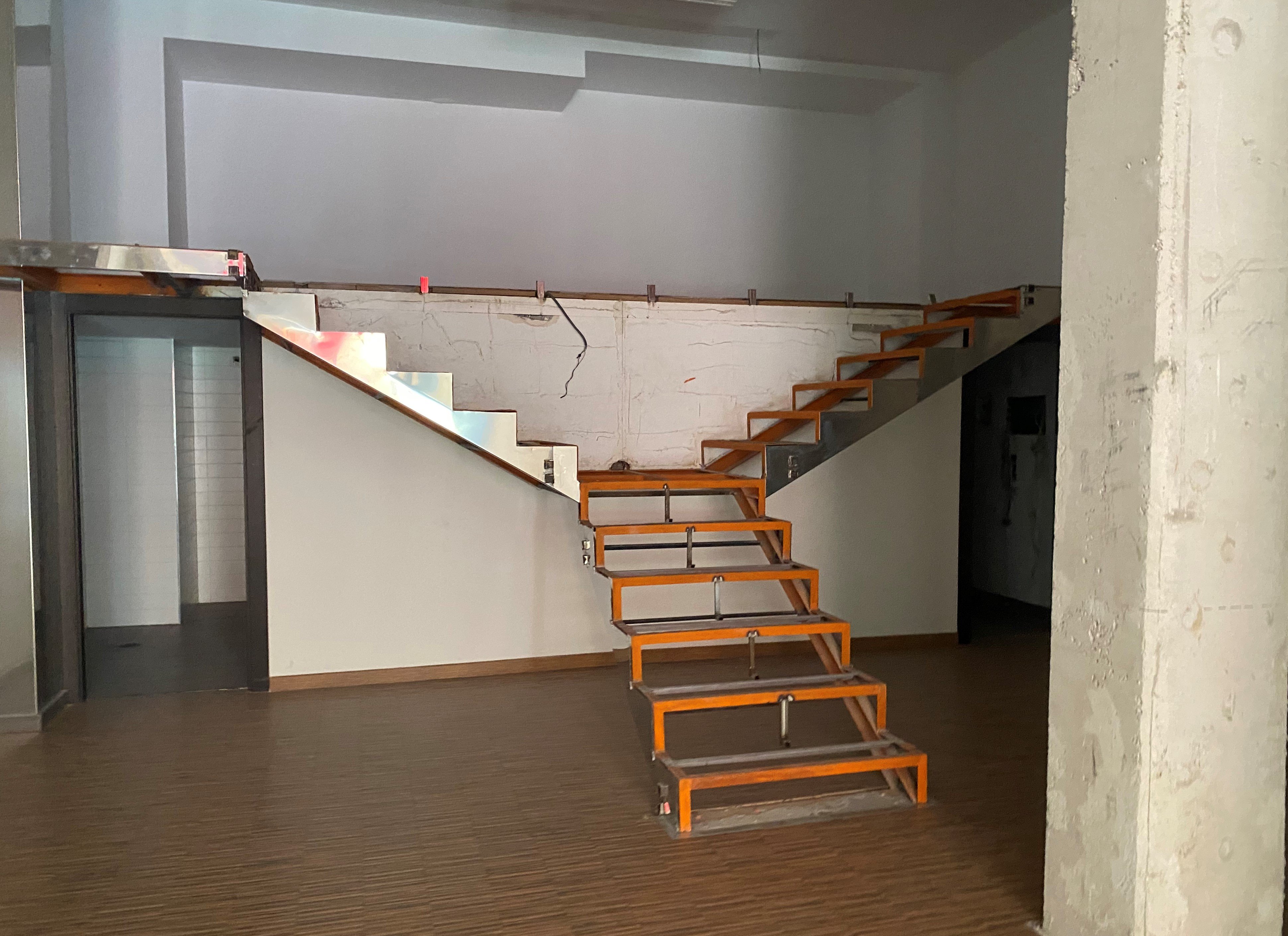 Se vende local comercial por 171000 de 205m en perfectas condiciones en calle francisco vicente rodriguez ElcheElx