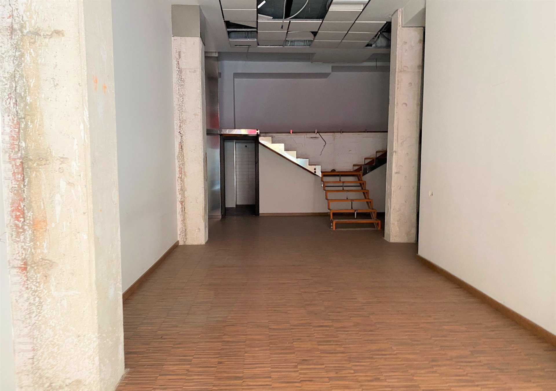 Se vende local comercial por 171000 de 205m en perfectas condiciones en calle francisco vicente rodriguez ElcheElx