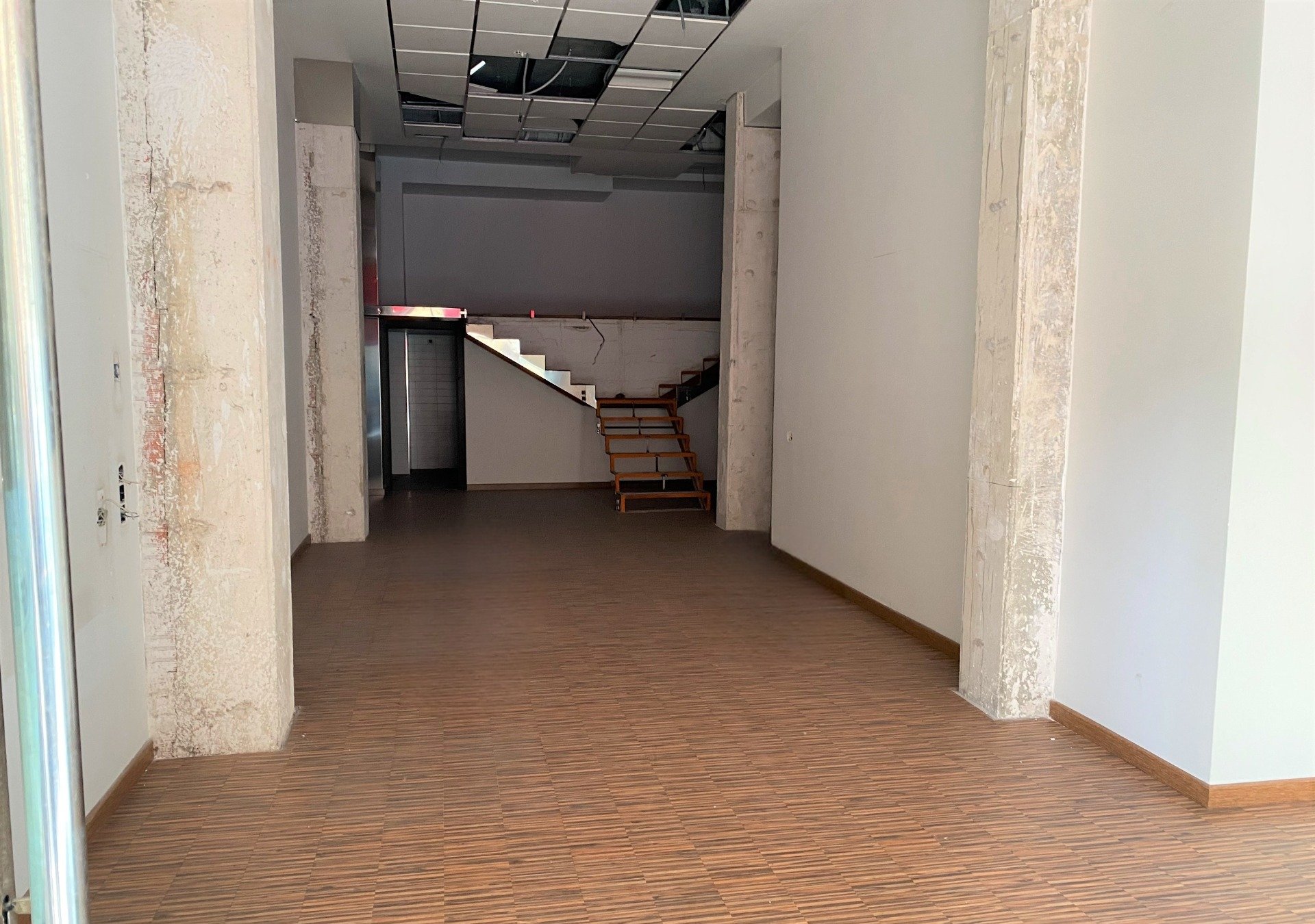 Se vende local comercial por 171000 de 205m en perfectas condiciones en calle francisco vicente rodriguez ElcheElx