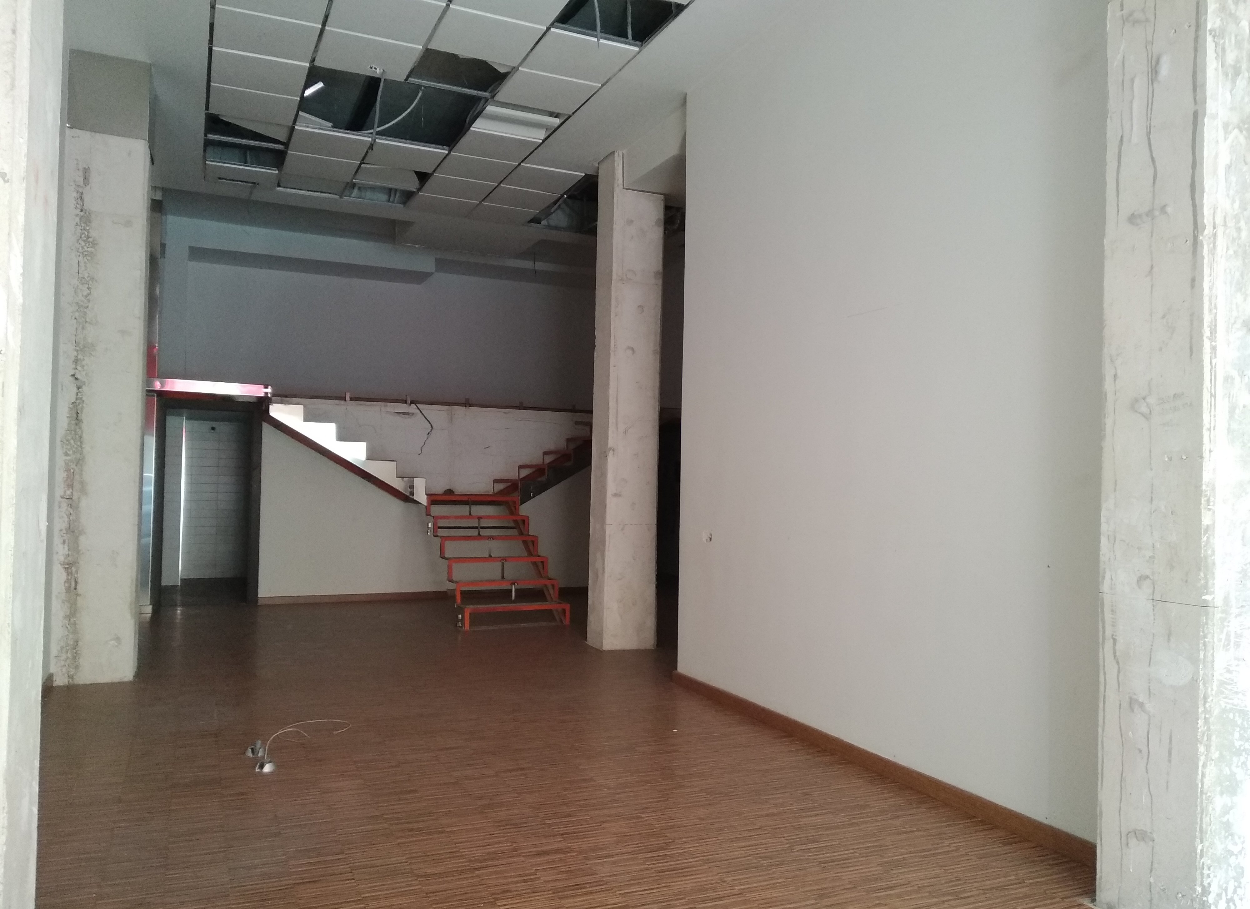Se vende local comercial por 171000 de 205m en perfectas condiciones en calle francisco vicente rodriguez ElcheElx