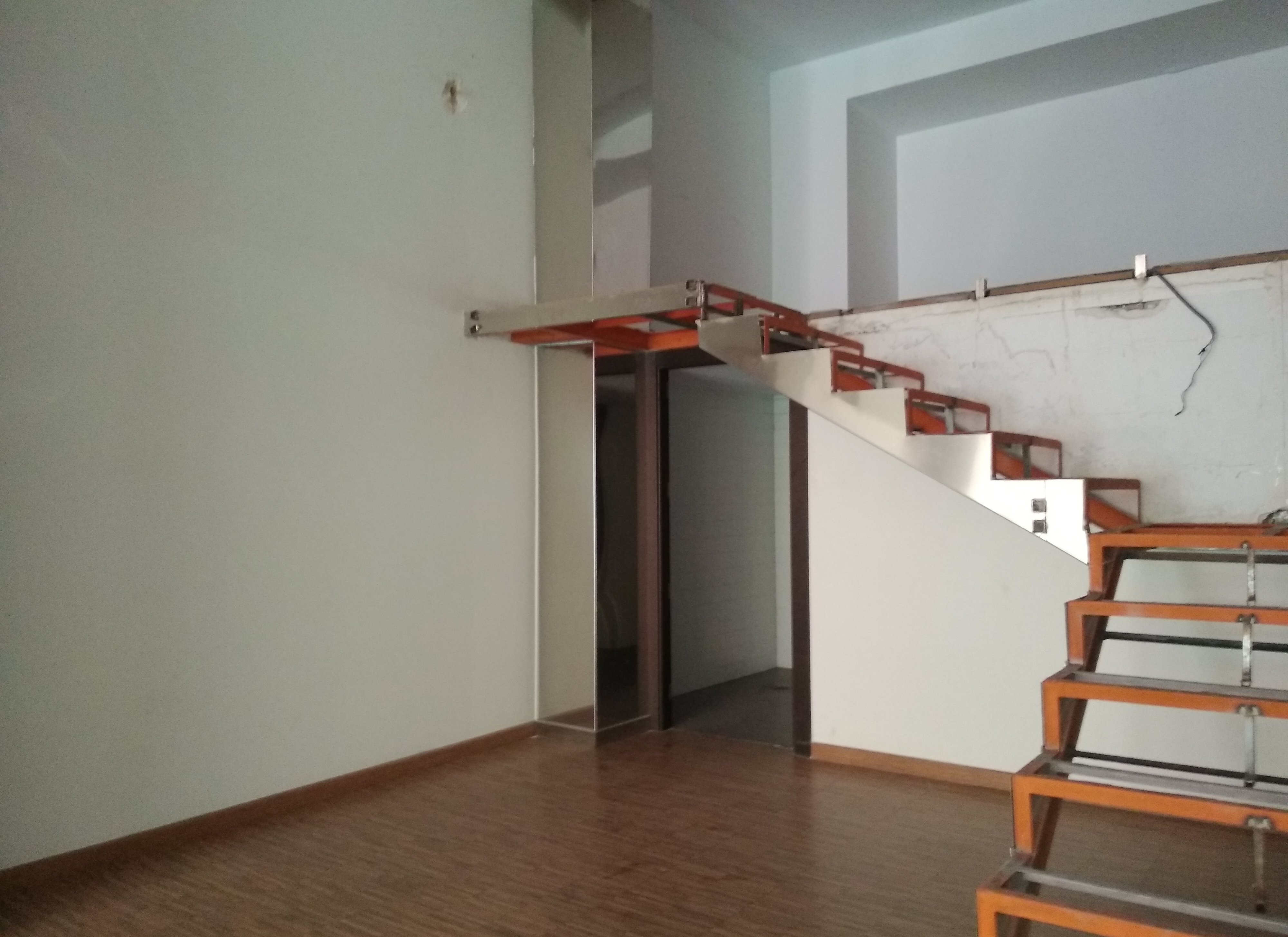 Se vende local comercial por 171000 de 205m en perfectas condiciones en calle francisco vicente rodriguez ElcheElx