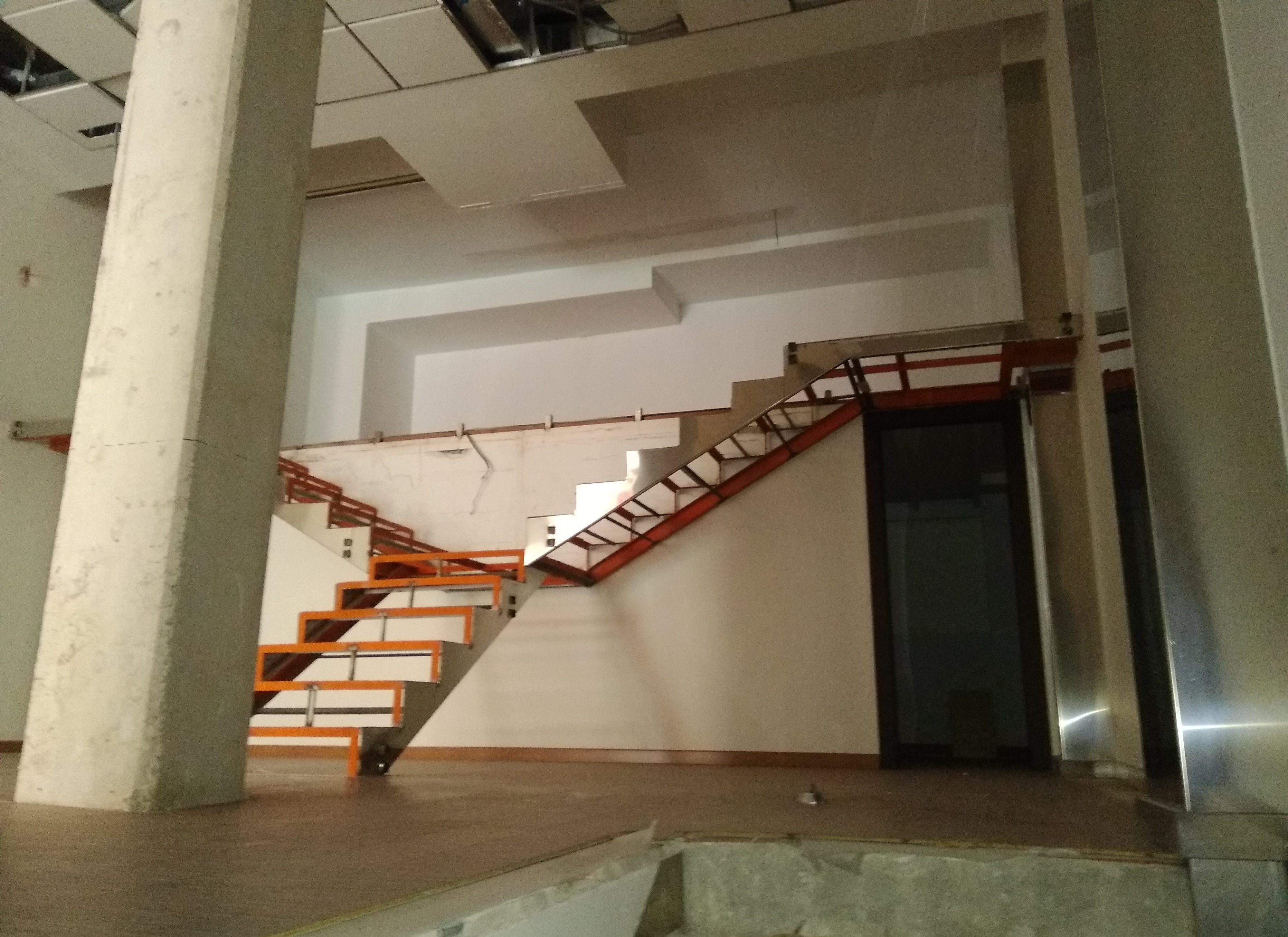 Se vende local comercial por 171000 de 205m en perfectas condiciones en calle francisco vicente rodriguez ElcheElx