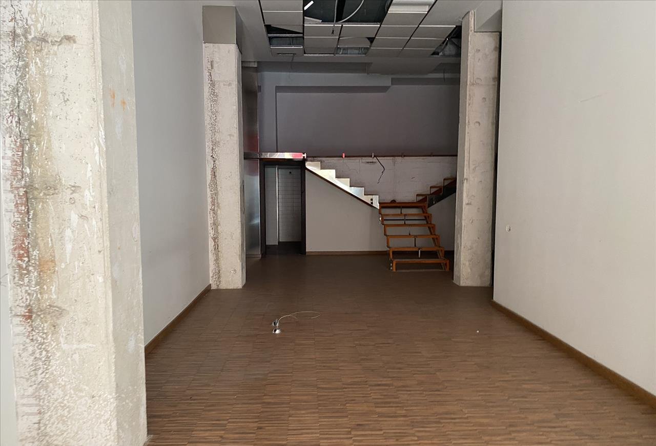 Se vende local comercial por 171000 de 205m en perfectas condiciones en calle francisco vicente rodriguez ElcheElx