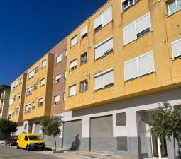Se oferta local comercial en cclara campoamor en Cheste por 178.360 con 100m