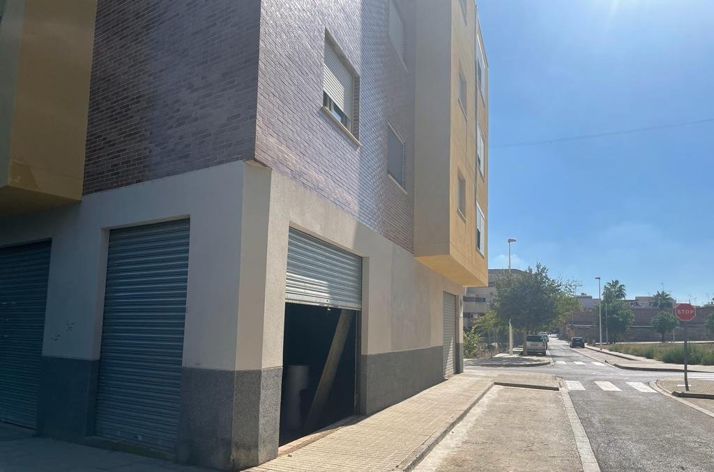 Se oferta local comercial en cclara campoamor en Cheste por 178.360 con 100m