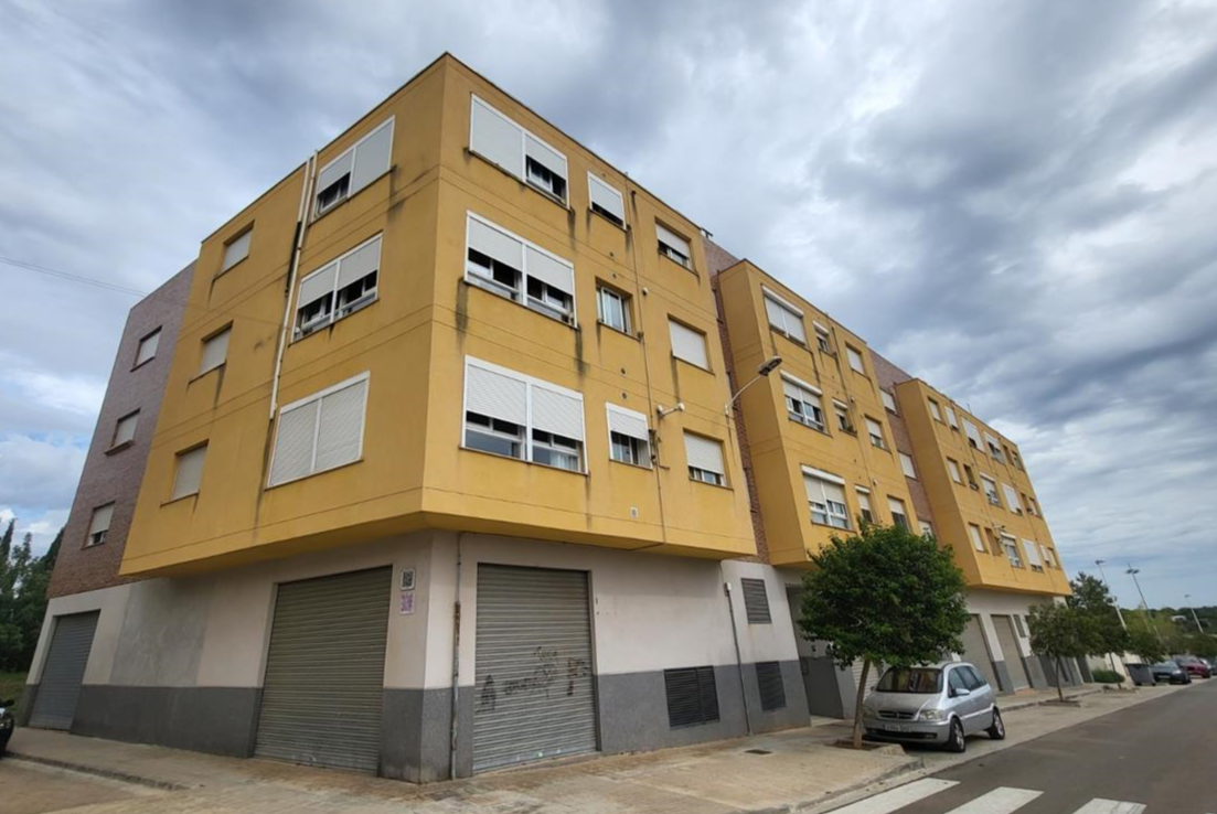 Se oferta local comercial en cclara campoamor en Cheste por 178.360 con 100m