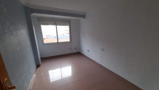 Piso en C Conde de Torrefiel - Valencia -