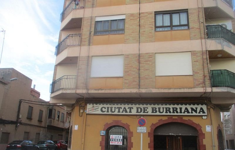 Local comercial disponible en calle mestre serrano en Burriana por 115000 con 114m en condiciones de restauracin